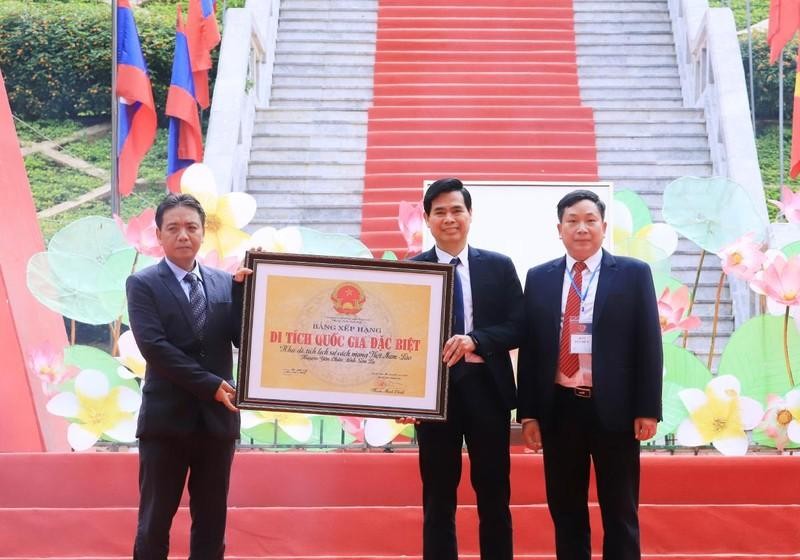 Son La receives a certificate recognising the Vietnam-Laos revolutionary historical relic site as a special national relic site. (Photo: NDO)