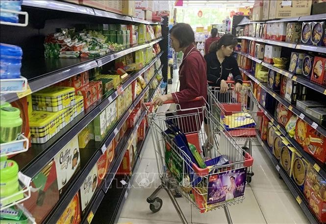 Customers buy goods at a supermarket in Hung Yen (Photo: VNA)