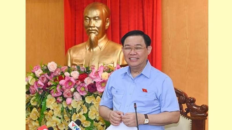 Chairman of the National Assembly (NA) Vuong Dinh Hue speaking at the meeting.