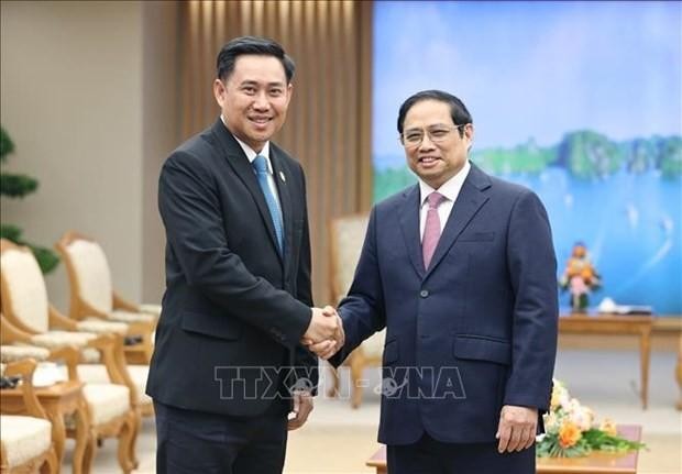 Prime Minister Pham Minh Chinh receives Minister-Head of Lao PM’s Office Alounxai Sounnalath. (Source: VNA)