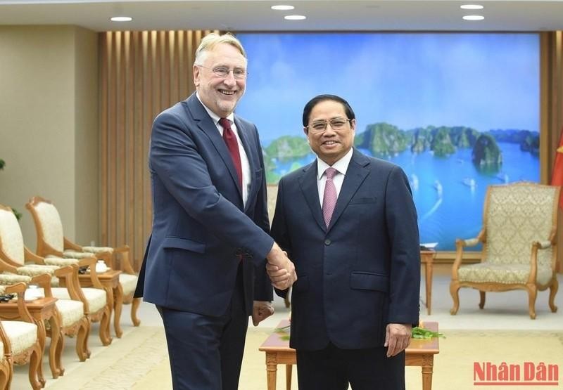 Prime Minister Pham Minh Chinh received Chairman of the European Parliament (EP)’s Committee on International Trade (INTA) Bernd Lange in Hanoi (Photo: NDO)