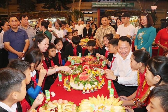 Vice President Vo Thi Anh Xuan joins students of the ethnic minority boarding school in Yen Bai province (Photo: laodong.vn)
