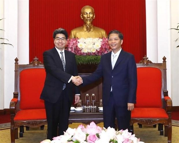 Chairman of the Party Central Committee’s Economic Commission Tran Tuan Anh (R) and JBIC Governor Hayashi Nobumitsu (Photo: VNA)