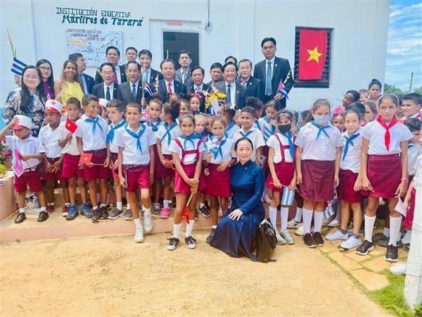 The Binh Duong delegation visits Mártires de Tarará Primary School and Ben Tre village in Artemisa province, Cuba. (Photo: VNA)