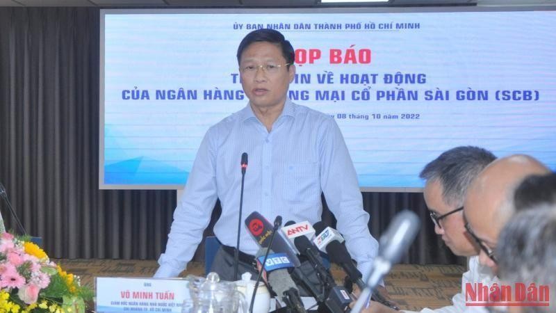 Director of the State Bank of Vietnam, Ho Chi Minh City Branch, Vo Minh Tuan speaking at the meeting. (Photo: NDO)