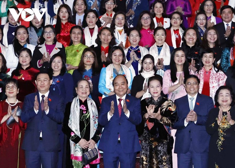 President Nguyen Xuan Phuc, Prime Minister Pham Minh Chinh, and National Assembly Chairman Vuong Dinh Hue pose for photos with delegates at the meeting. (Photo: VOV)