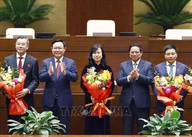 Prime Minister Pham Minh Chinh (second from right), NA Chairman Vuong Dinh Hue (second from left) congratulate State Auditor General Ngo Van Tuan (first from left), Minister of Health Dao Hong Lan (centre) and Minister of Transport Nguyen Van Thang. (Photo: VNA)