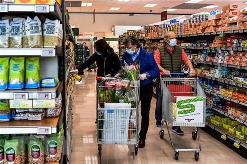 People shopping in a supermarket in Milan, Italy. (Photo: AFP/VNA)
