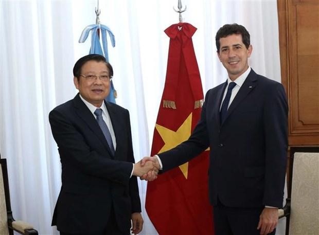 Phan Dinh Trac (L), Politburo member and Chairman of the CPV Cental Committee’s Commission for Internal Affairs, meets with Argentinian Minister of the Interior Eduardo Enrique de Pedro. (Photo: VNA)