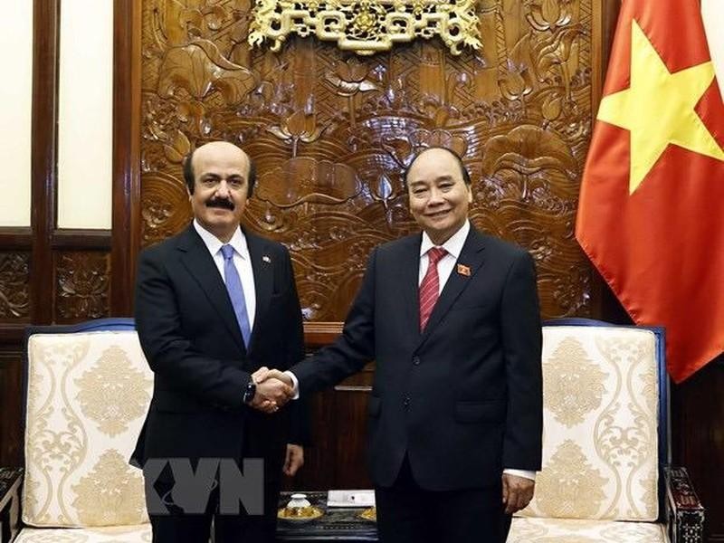 President Nguyen Xuan Phuc and outgoing Qatar Ambassador Ismail Al-Emadi in Hanoi on October 26 (Photo: VNA)