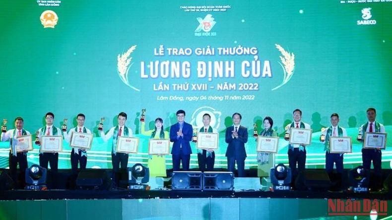 Outstanding young people honoured with the 17th Luong Dinh Cua Award