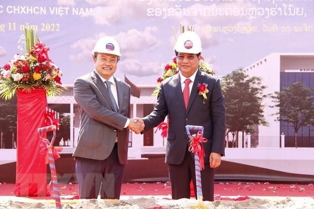 Chairman of the Hanoi People’s Committee Tran Sy Thanh and Mayor of Vientiane Capital Athsaphangthong Siphandone at the groundbreaking ceremony for the project. (Photo: VNA)