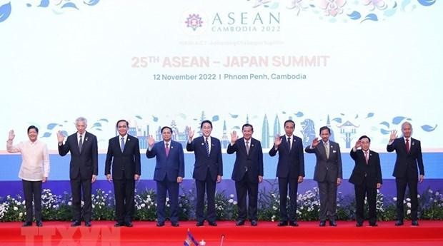 ASEAN leaders and Japanese Prime Minister Kishida Fumio (5th from L) in a group photo (Photo: VNA)