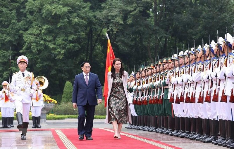 Prime Minister Pham Minh Chinh hosts a welcome ceremony for his New Zealand counterpart Jacinda Ardern (Photo: VNA)