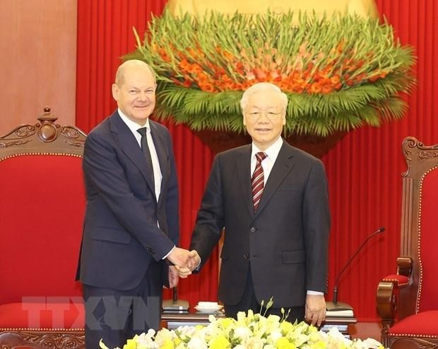 Party General Secretary Nguyen Phu Trong and German Chancellor Olaf Scholz (L) (Photo: VNA)