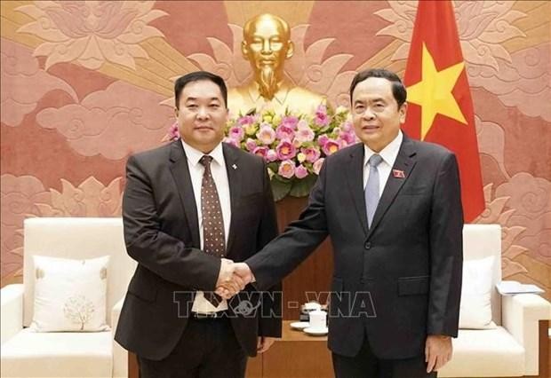 Permanent Vice Chairman of the National Assembly Tran Thanh Man (right) shakes hands with Ts. Jambalsuren, Chairman of the People's Council of Tuv province.