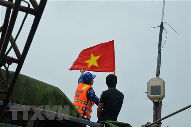 Vietnam coast guard forces accompanies with fishermen at sea (Photo: VNA)