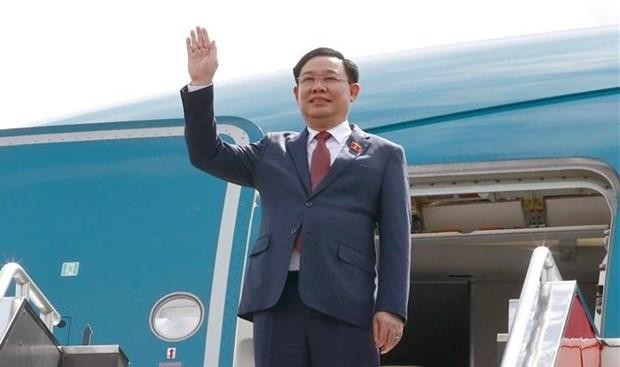 NA Chairman Vuong Dinh Hue arrives in Villamor airbase (Photo: VNA)