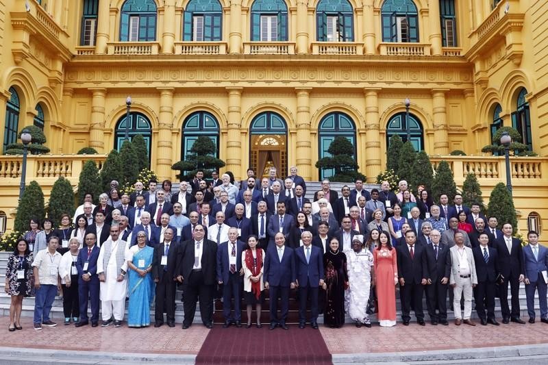President Nguyen Xuan Phuc and delegates from 45 countries who are in Hanoi for the 22nd Assembly of the World Peace Council (WPC). (Photo: VNA)