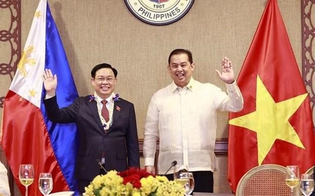 Chairman of the National Assembly Vuong Dinh Hue (left) and Speaker of the Philippine House of Representatives Martin Romualdez in Manila on November 23. (Photo: VNA)