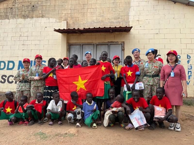Vietnamese officers hold CIMIC activities at a school in South Sudan. (Photo: Field Hospital 2.4)