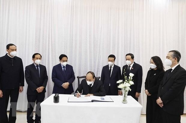 President Nguyen Xuan Phuc writes in the condolence book at the Chinese Embassy. (Photo: VNA)