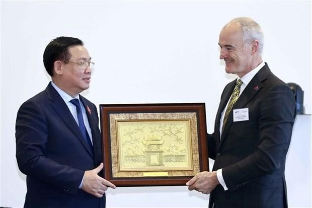 NA Chairman Vuong Dinh Hue (left) presents a gift to President and Vice-Chancellor, and leaders of RMIT University. (Photo: VNA)