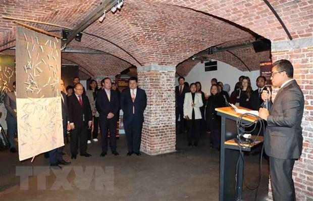 At the opening ceremony of the multimedia exhibition (Photo: VNA)