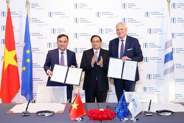 EVN Chairman Duong Quang Thanh (L) and EIB Vice President Kris Peeters (R) at the signing of the MoU in the presence of PM Pham Minh Chinh on December 10. (Photo: VNA)