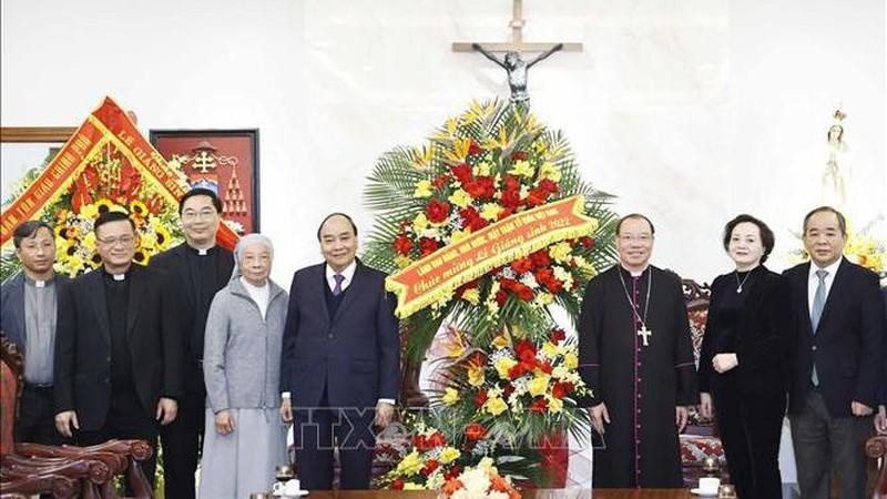 President Nguyen Xuan Phuc congratulats the Hanoi Archdiocese on December 17 (Photo: VNA)