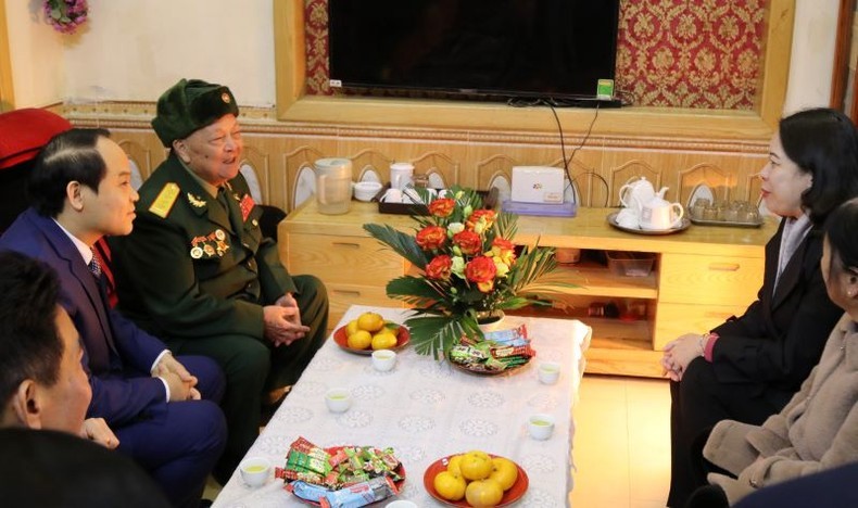 Vice President Vo Thi Anh Xuan visits Hero of the People’s Armed Forces Nguyen Nhu Hanh in Lang Son City on December 28.