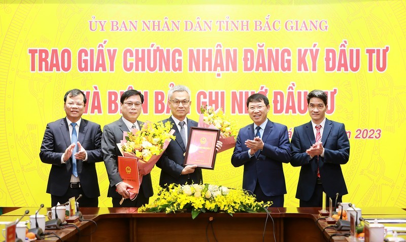 Leaders of Bac Giang province grant investment certificates to investors at the ceremony