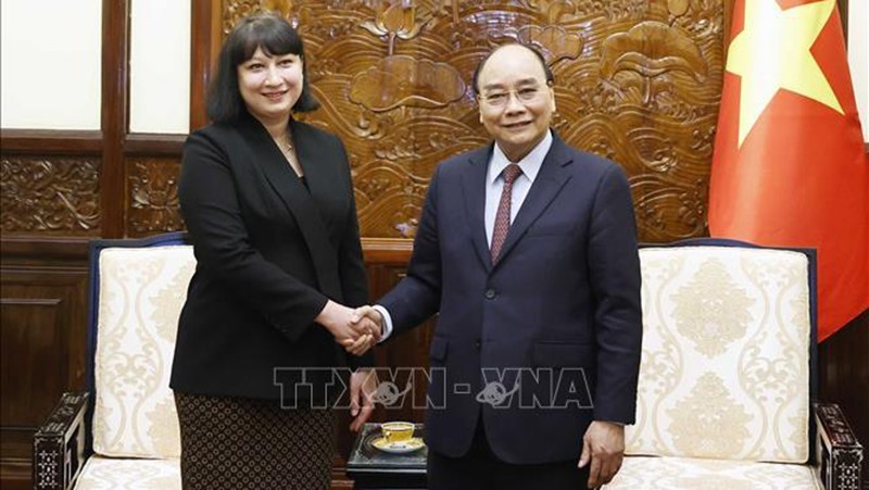 President Nguyen Xuan Phuc (R) and Romanian Ambassador Cristina Romila (Photo: VNA)