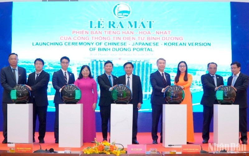 Representative from Binh Duong Province's authorities and business association at the launching ceremony of Chinese, Japanese and Korean versions of Binh Duong Portal. (Photo: NDO)