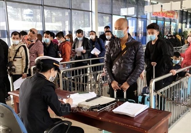 People submit health declaration at Mong Cai International Border Gate in the northern border province of Quang Ninh. (File photo: VNA)