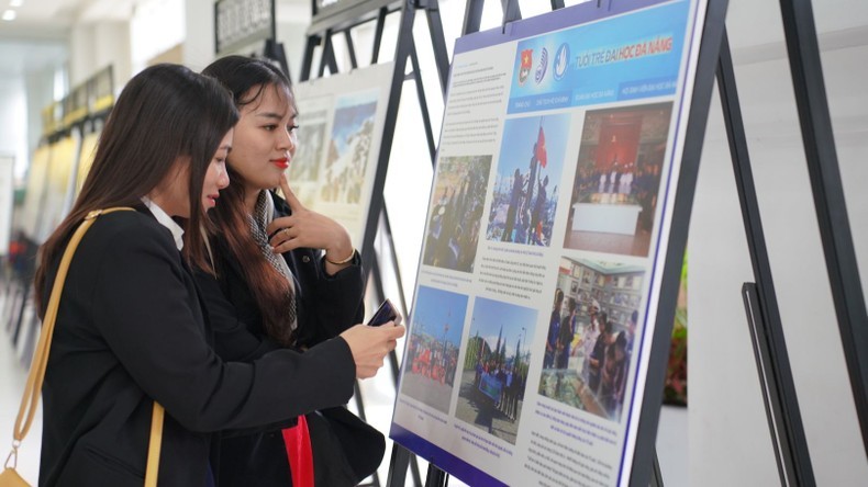 Da Nang students visit the exhibition.