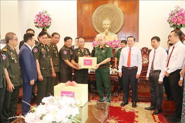 A delegation from the Cambodian Royal Army Guards extend Lunar New Year greetings to authorities and people in the southern city of Can Tho on January 10. (Photo: VNA)