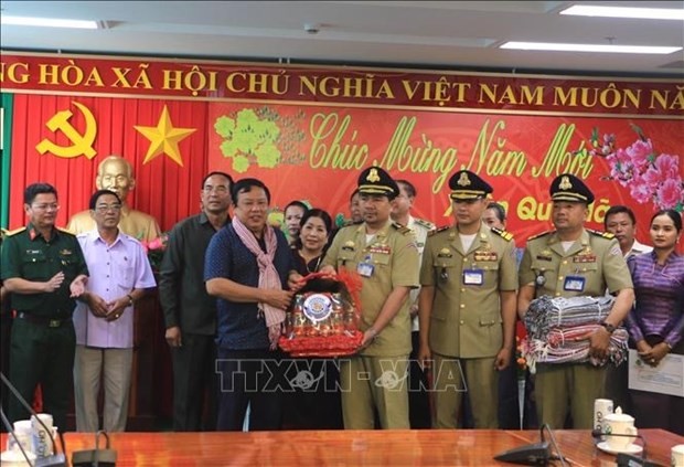 A delegation from Cambodia’s Kampong Speu province led by Deputy Governor Horn Pheakdey visits the Mekong Delta province of Vinh Long on the occasion of the Tet. (Photo: VNA)