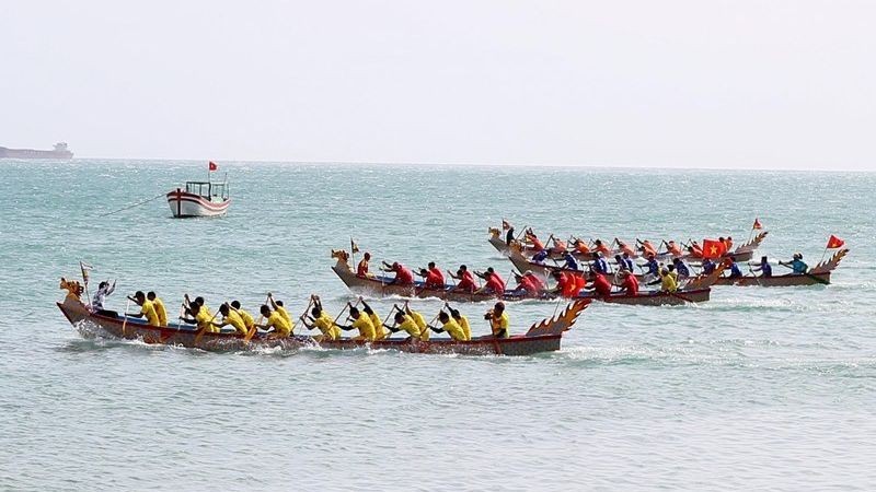 Boat racing teams are competing in the 600m category