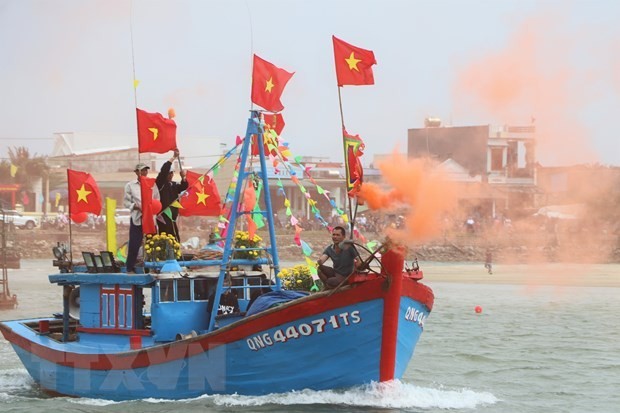 A fishing ship of Quang Ngai fishermen heads to sea (Photo: VNA)