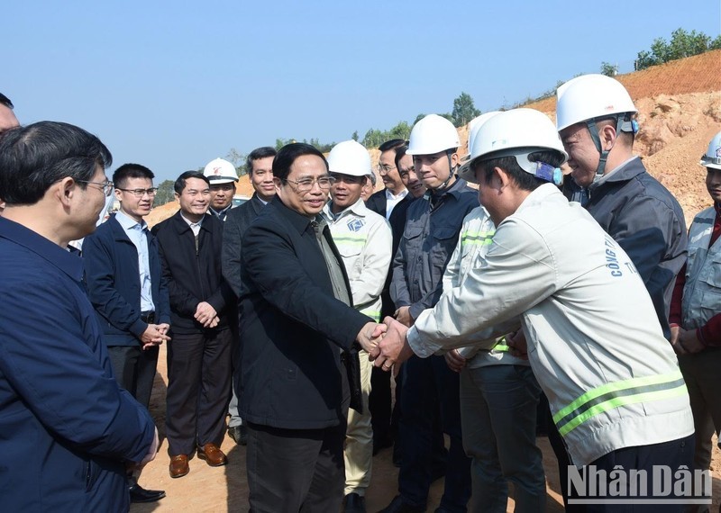 PM Pham Minh Chinh meets workers at the project site. (Photo: NDO)