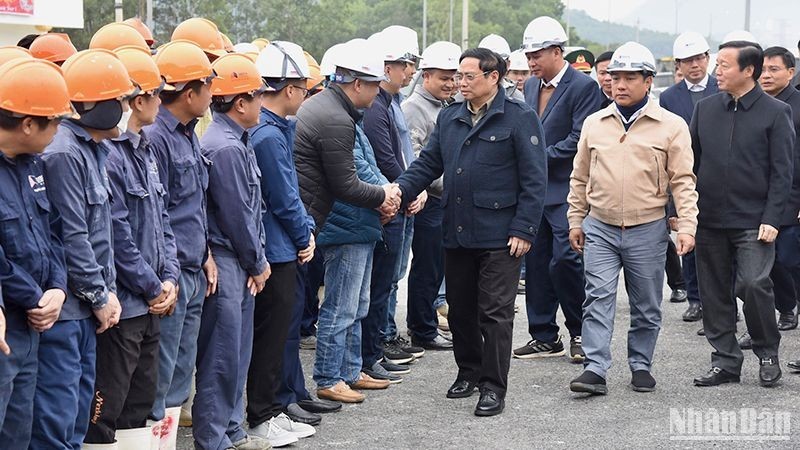 PM Pham Minh Chinh visit the construction site of the Mai Son - National Highway 45 project in Ha Linh commune, Ha Trung district (Thanh Hoa province). (Photo: TRAN HAI/NDO)