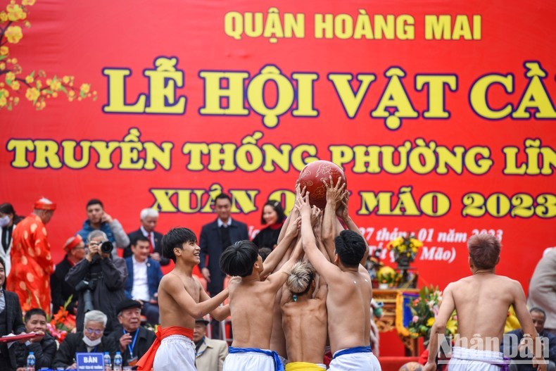 1. Vat Cau Festival dates back to the reign of King Ly Thanh Tong (1054-1072) and the legend of Linh Lang Dai Vuong, the fourth son of King Ly Thanh Tong. Legend has it that he organised the ball wrestling festival as a training exercise for soldiers and for entertainment.