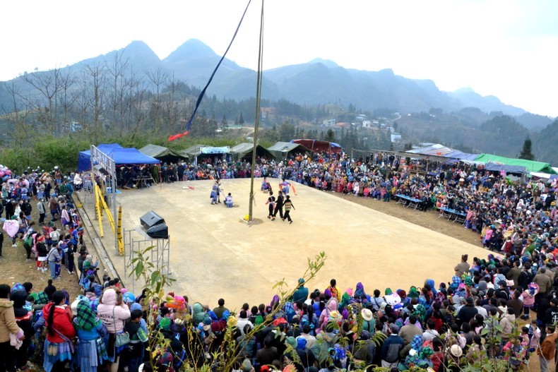 The "Gau Tao" festival of the H'Mong ethnic minority people in Muong Khuong District, Lao Cai Province attracts a large number of domestic and foreign tourists. (Photo: Quoc Hong)
