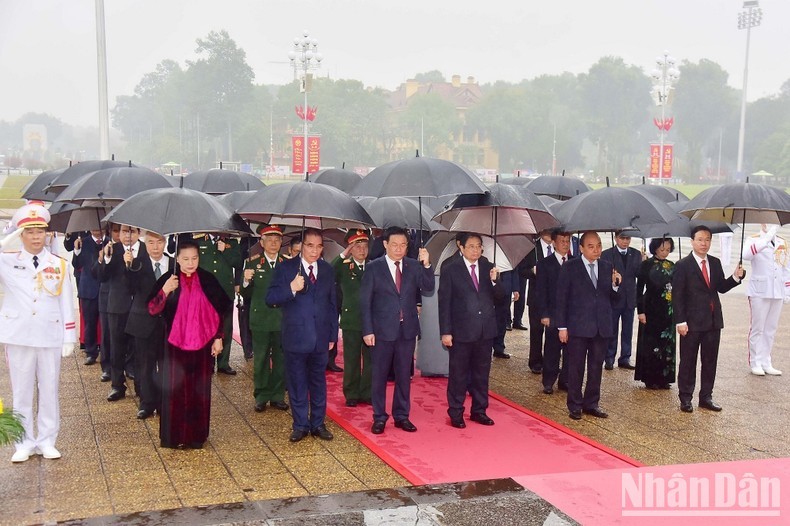 Senior leaders pay tribute to President Ho Chi Minh (Photo: DANG KHOA/NDO)