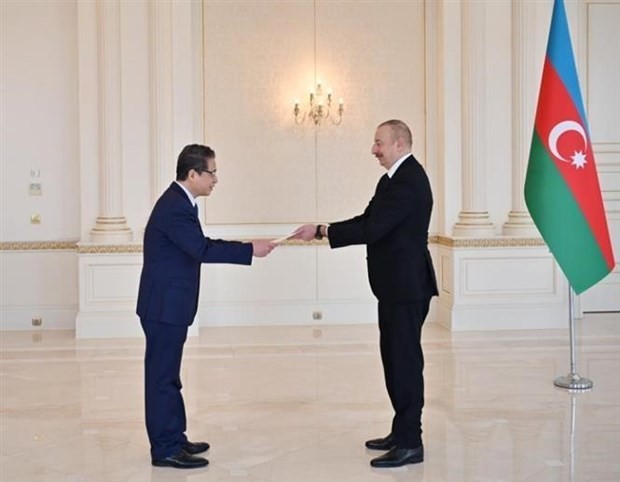 Vietnamese Ambassador to Russia and Azerbaijan Dang Minh Khoi (L) presents credentials to Azerbaijani President Ilham Aliyev (Photo: VNA)