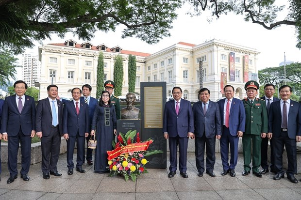 Prime Minister Pham Minh Chinh and his spouse on February 9 offer flowers in tribute to President Ho Chi Minh at his Statue in Singapore. (Photo: VNA)
