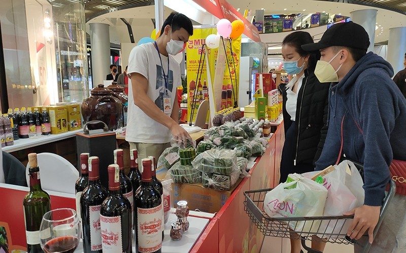Consumers shopping at a supermarket (Photo: BAO MINH)