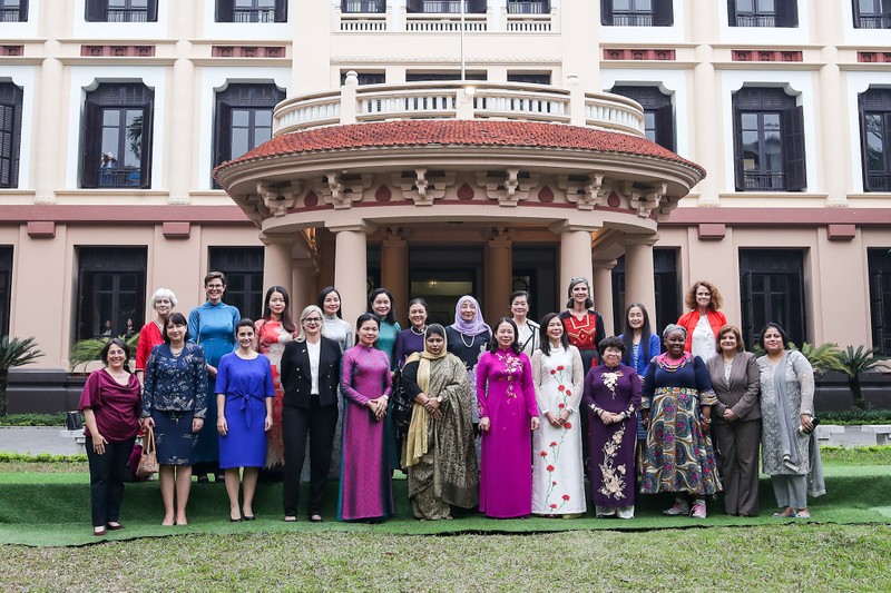 Vice President Vo Thi Anh Xuan (6th from right) is with female ambassadors and chief representatives of international organisations in Vietnamm. (Photo: cand.com.vn)