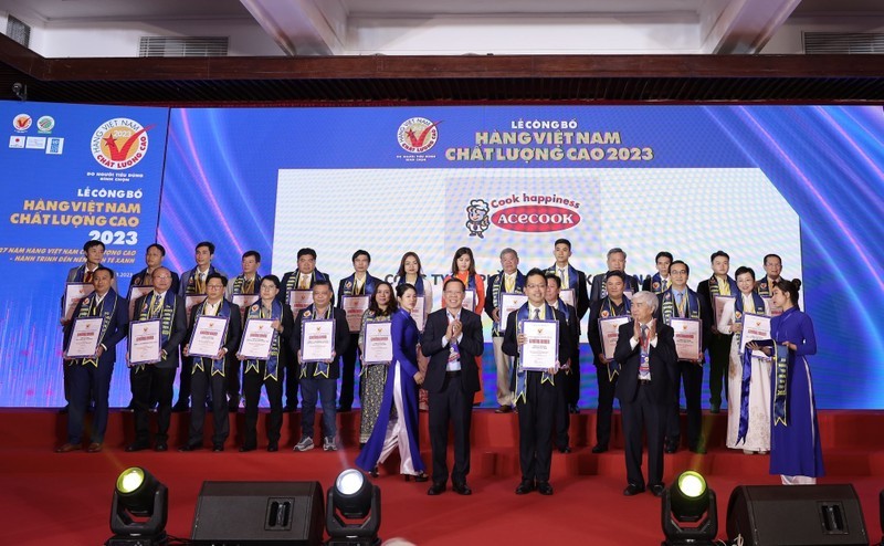 High-Quality Vietnamese Goods Award 2023 presented to enterprises